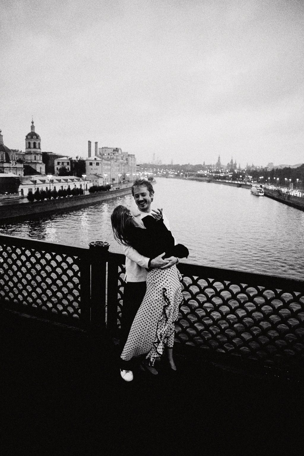 Артём и Ирина у воды